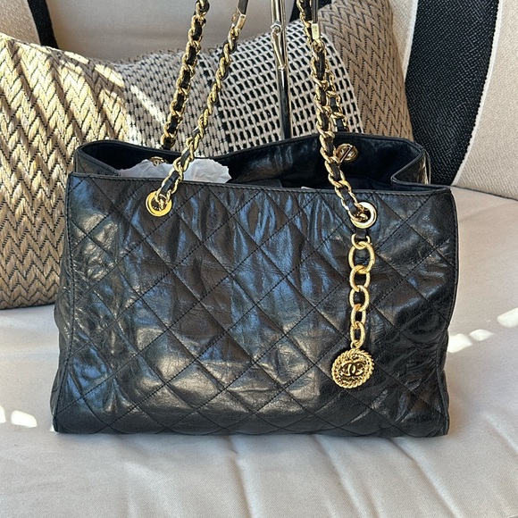 100% Authentic Gold-Tone Chanel Vtg. 2005 Medallion
Zipper Pull Charm/ Key Chain - Picture 16 of 16